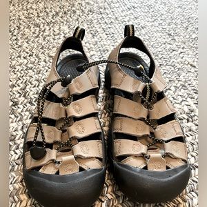 Womens Keen hiking shoes